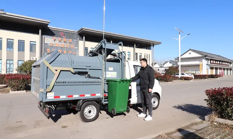 智慧環(huán)衛(wèi)新選擇——側(cè)裝式新能源垃圾清運(yùn)車全面提升城市清潔效率